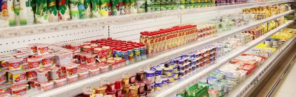 Reklama 1 Półki sklepowe z szerokim wyborem produktów nabiałowych – jogurty, serki, mleko i napoje mleczne, idealne do promowania producentów, dystrybutorów oraz sklepów oferujących artykuły mleczne i ich zamienniki