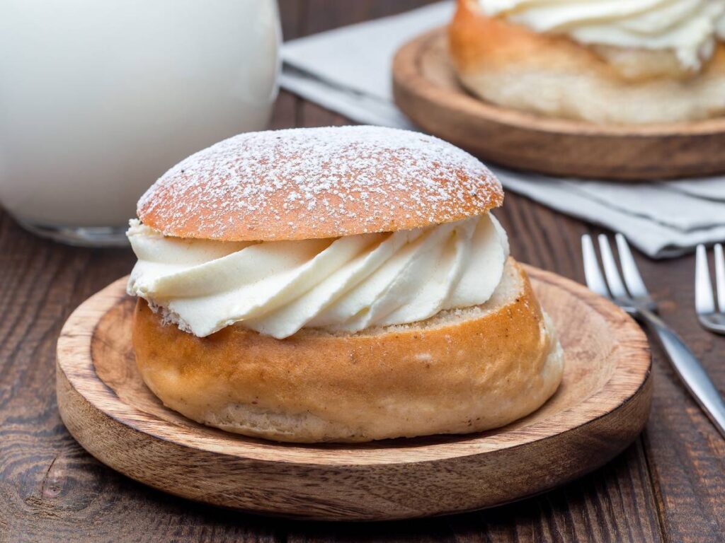 Jak zrobić szwedzkie semla z kremem migdałowym i bitą śmietaną? 2 Ciekawa propozycja podania semli