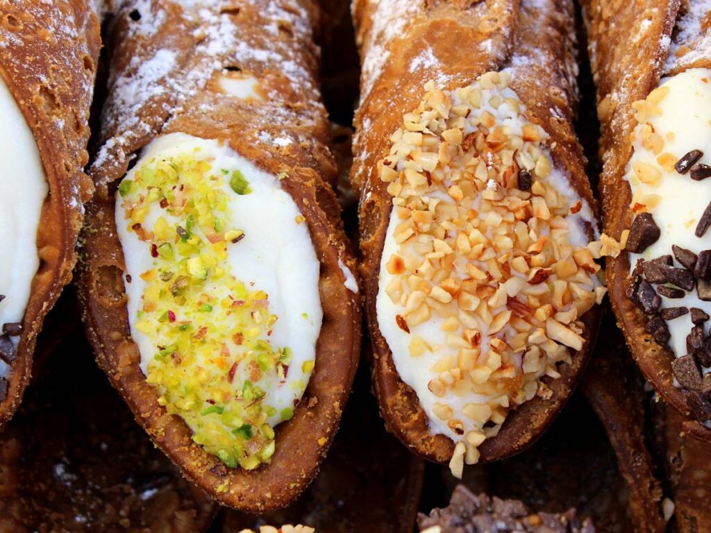 Jak przygotować cannoli z ricottą, czyli sycylijskie rurki z kremowym nadzieniem? 3 Interesująca propozycja podania cannoli