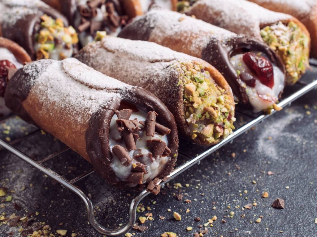 Jak przygotować cannoli z ricottą, czyli sycylijskie rurki z kremowym nadzieniem? 2 Inspiracja podania cannoli