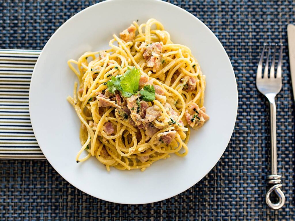 Jak zrobić sos carbonara, czyli kremowy włoski sos z jajkiem i parmezanem? 2 Interesująca propozycja podania carbonary