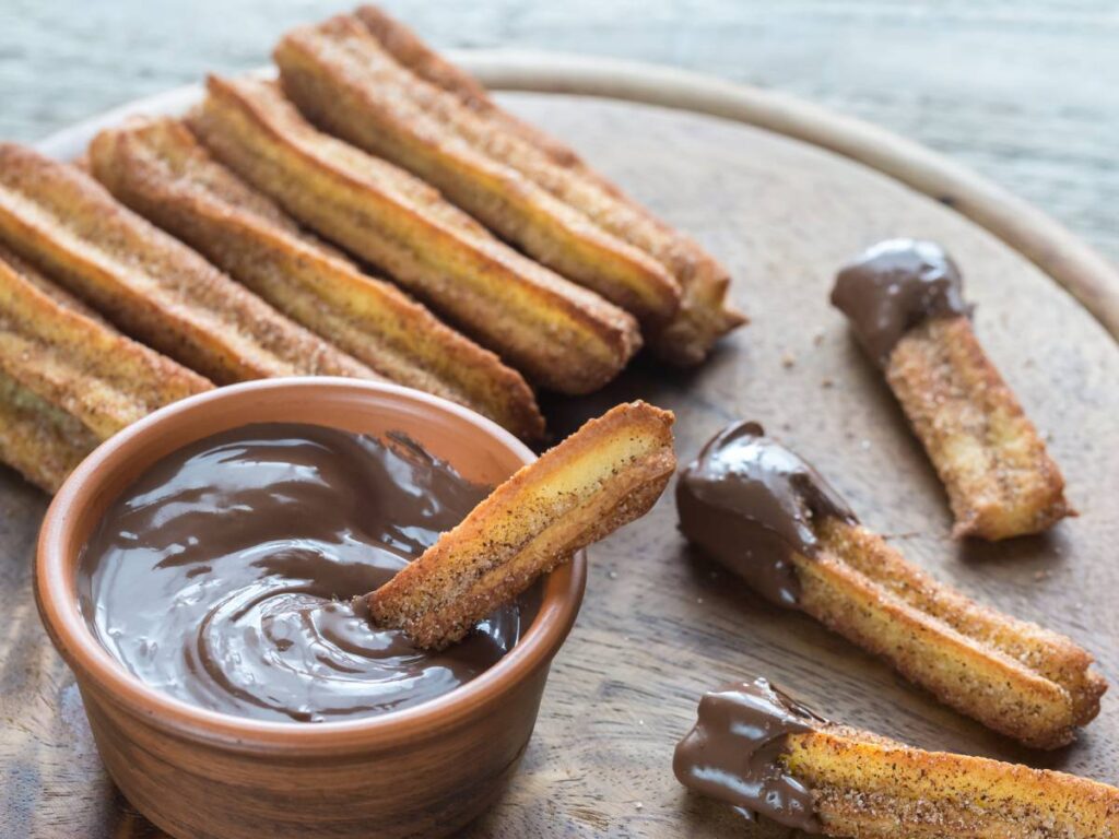 Jak przygotować hiszpańskie churros z dipem z białej czekolady? 3 Ciekawa propozycja podania churros