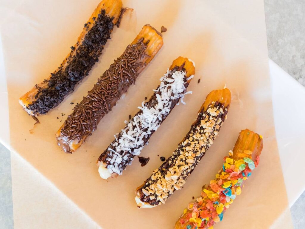 Jak przygotować hiszpańskie churros z dipem z białej czekolady? 2 Interesująca propozycja podania churros