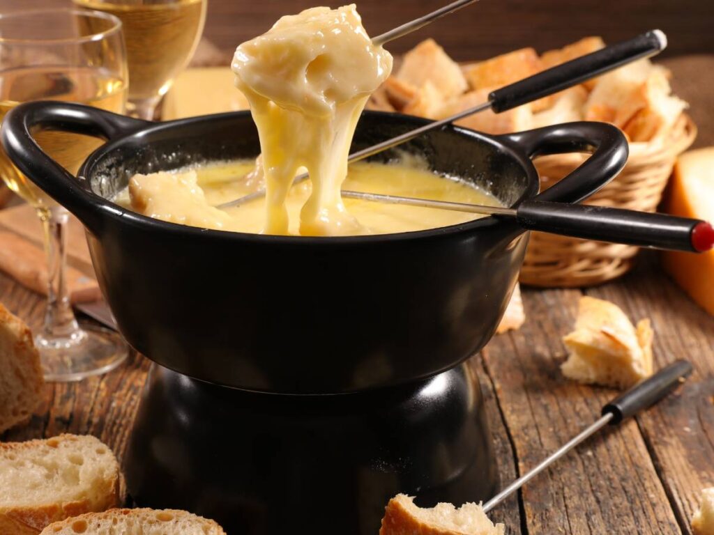 Jak zrobić fondue serowe, czyli rozgrzewającą przekąskę z aksamitnego roztopionego sera? 2 Ciekawa propozycja podania fondue serowego
