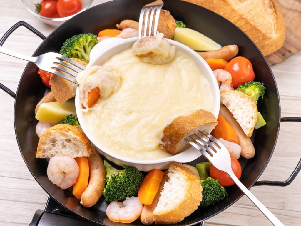 Jak zrobić fondue serowe, czyli rozgrzewającą przekąskę z aksamitnego roztopionego sera? 3 Interesująca propozycja podania fondue serowego