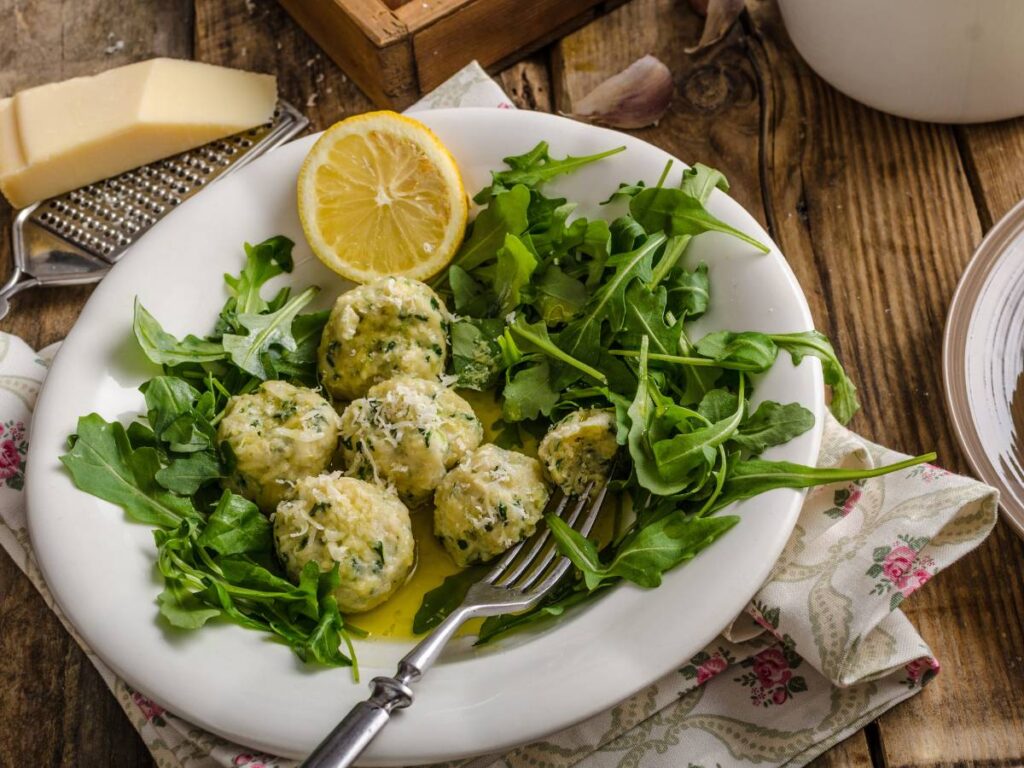 Jak ugotować włoskie gnocchi di ricotta ze szpinakiem? 3 Inspiracja podania gnocchi