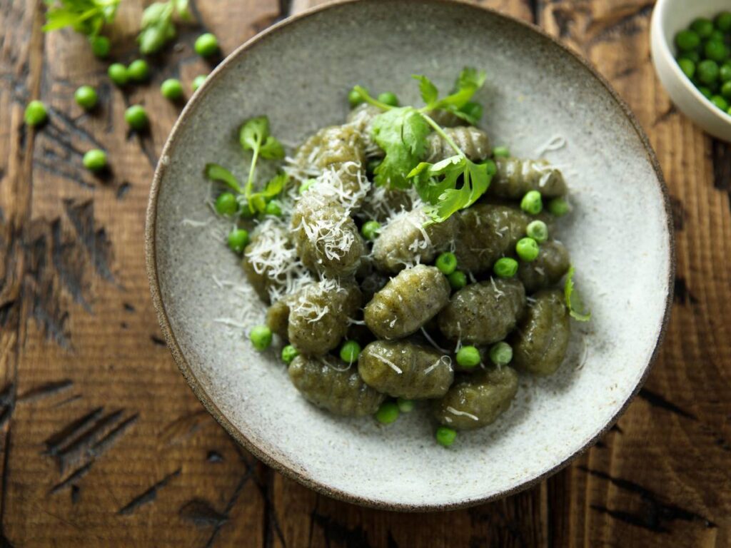 Jak przygotować gnocchi z ricottą, czyli delikatne kluski serowe w maślanym sosie? 2 Inspiracja podania gnocchi z ricottą