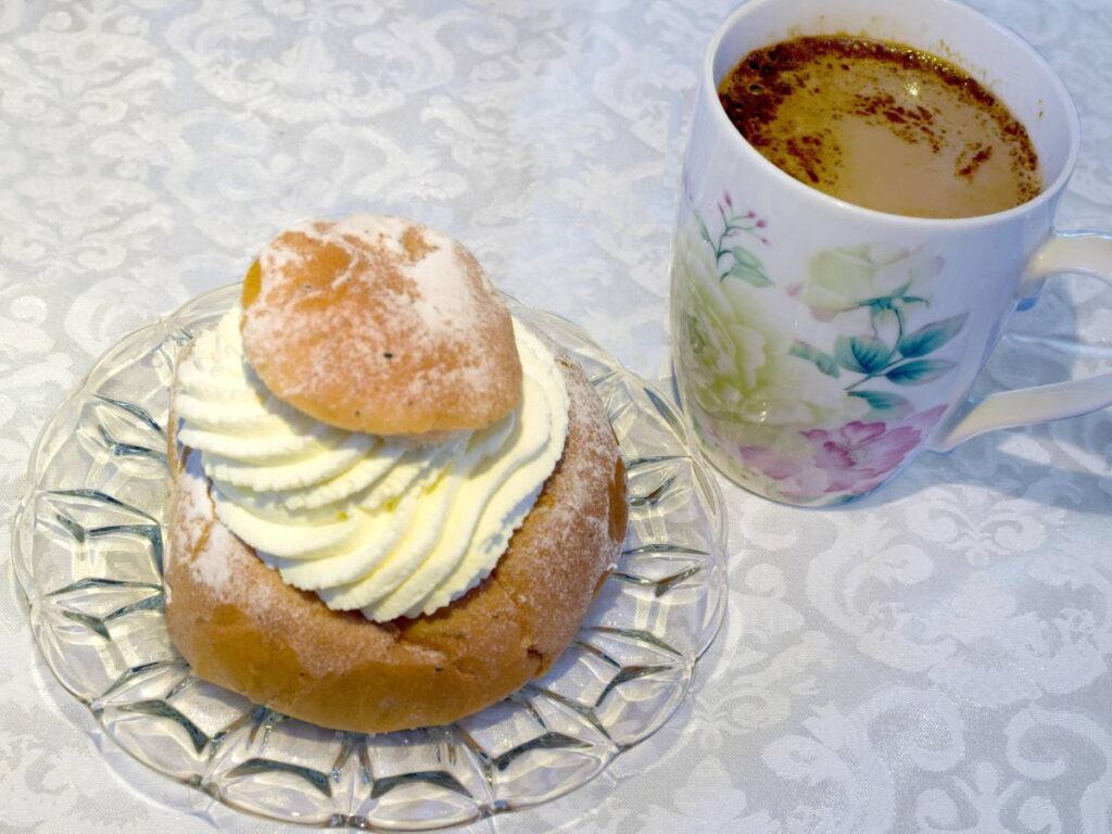 Jak zrobić szwedzkie semla z kremem migdałowym i bitą śmietaną? 3 Inspiracja podadnia semli
