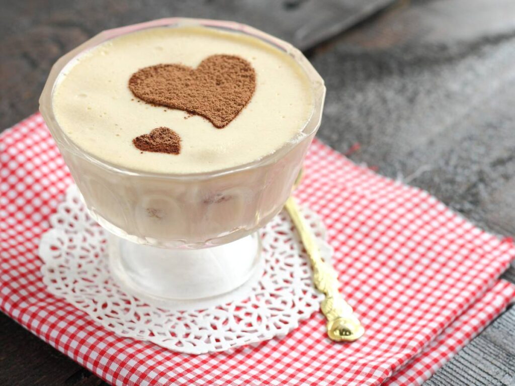 Jak zrobić tiramisu, czyli włoski deser z kremowym mascarpone i kawową nutą? 5 Interesująca propozycja podania tiramisu