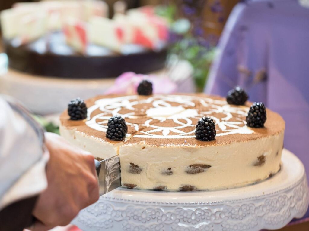 Jak zrobić tiramisu, czyli włoski deser z kremowym mascarpone i kawową nutą? 4 Inspiracja podadnia tiramisu