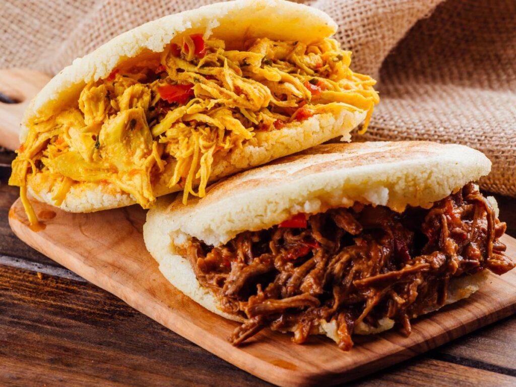 Jak zrobić południowoamerykańskie arepas nadziewane serem? 3 Ciekawa propozycja podania arepas