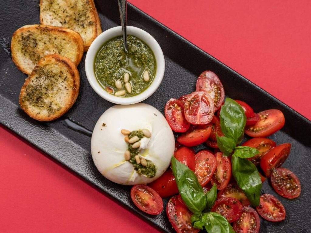 Jak przygotować włoskie burrata z pomidorami i bazylią? 3 Interesująca propozycja podania burraty