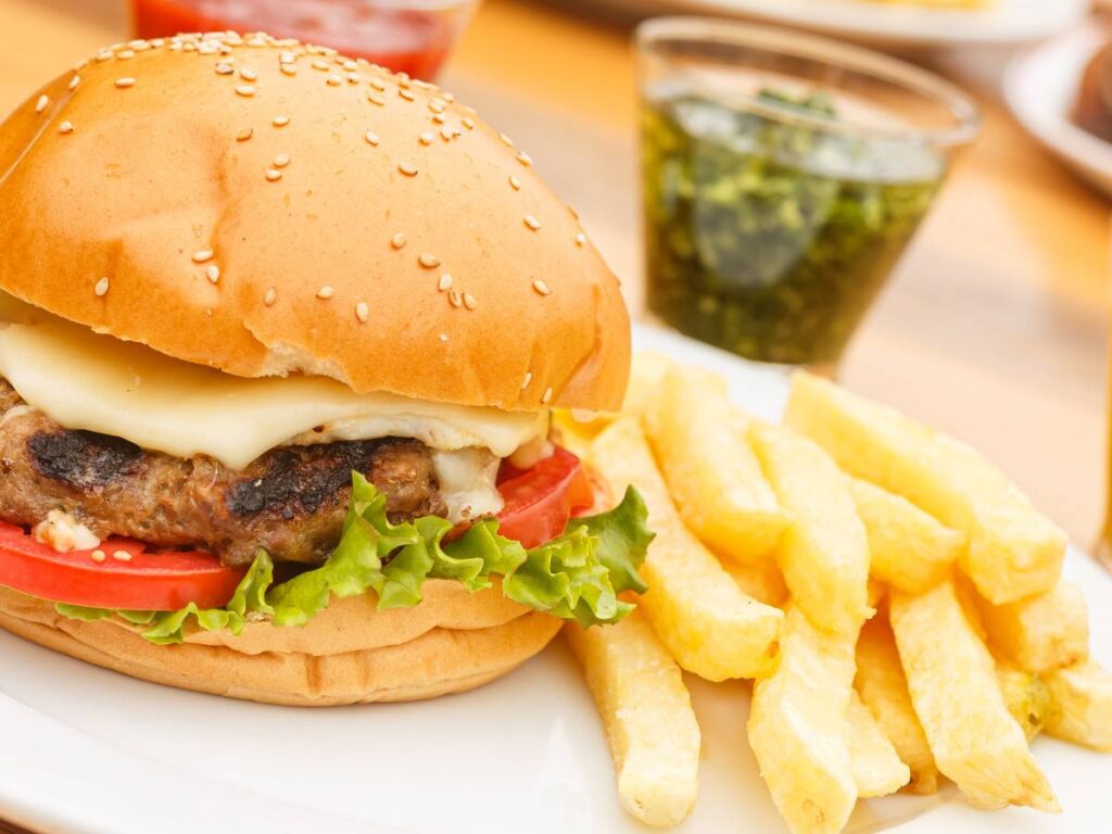 Jak zrobić amerykańskie cheeseburgery z serem cheddar? 3 Ciekawa propozycja podania cheeseburgera
