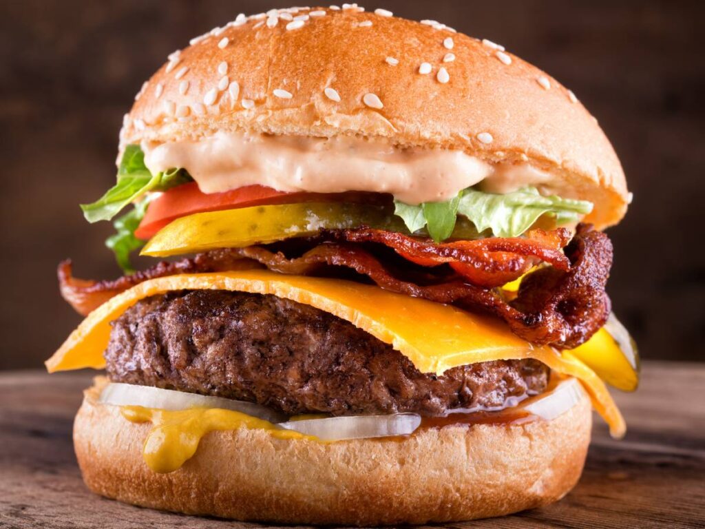 Jak zrobić cheeseburgery, czyli soczyste burgery z rozpływającym się serem? 2 Ciekawa propozycja podania cheeseburgera