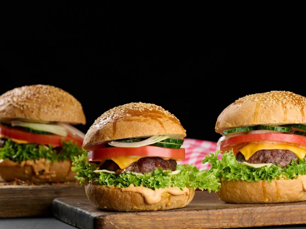 Jak zrobić amerykańskie cheeseburgery z serem cheddar? 2 Inspiracja podania cheeseburgera