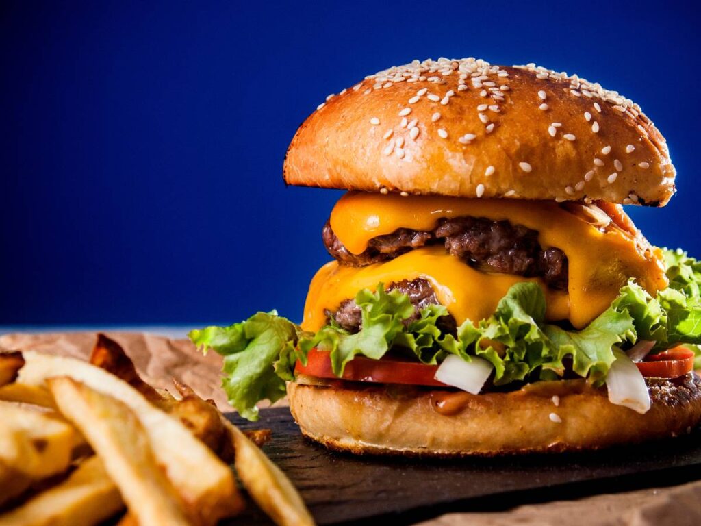 Jak zrobić cheeseburgery, czyli soczyste burgery z rozpływającym się serem? 3 Inspiracja podania cheeseburgera