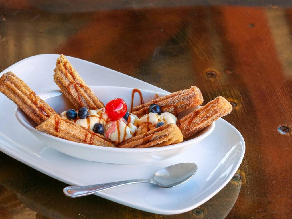 Jak przygotować churros z sosem z białej czekolady, czyli chrupiące hiszpańskie paluszki z kremowym dipem? 2 Ciekawa propozycja podania churros