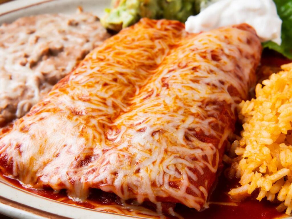 Jak przygotować meksykańskie enchiladas z serem i kurczakiem? 2 Ciekawa propozycja podania enchiladas