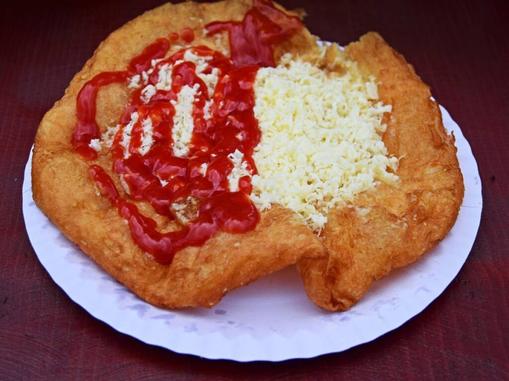 Jak przyrządzić węgierski langosz z sosem czosnkowym i serem? 2 Ciekawa propozycja podania langosza