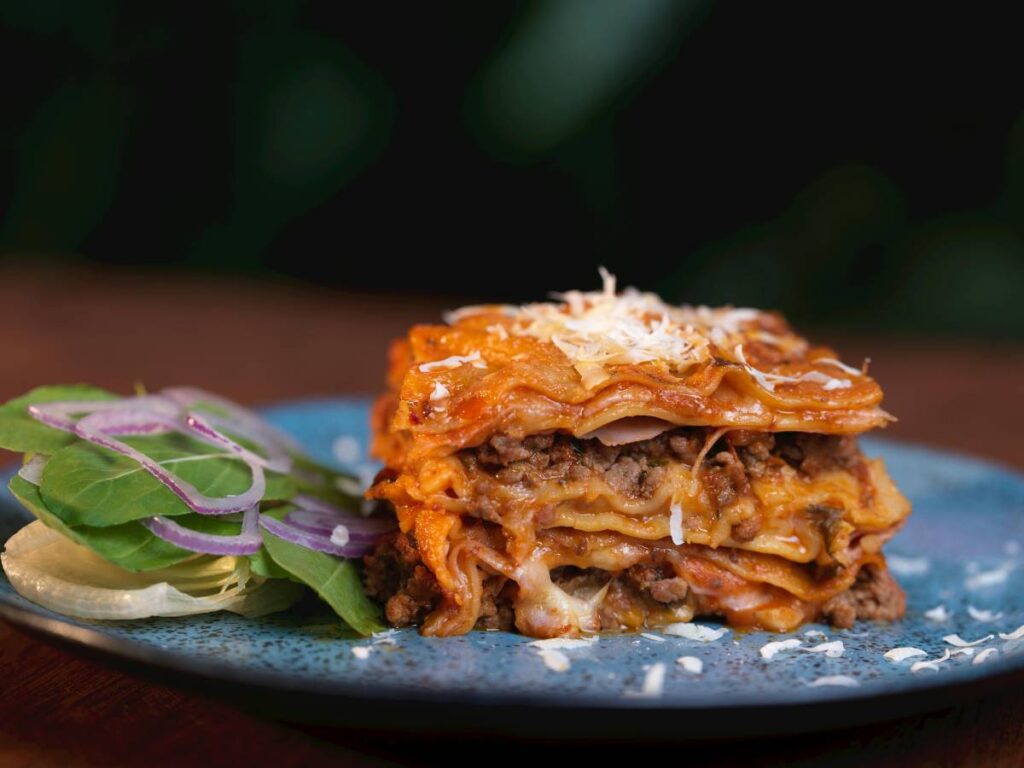 Jak przygotować lasagne ze szpinakiem i ricottą, czyli warstwowe danie pełne smaku? 3 Interesująca propozycja podania lasagne ze szpinakiem i ricottą