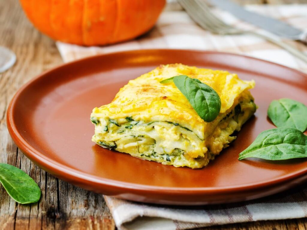 Jak przygotować lasagne ze szpinakiem i ricottą, czyli warstwowe danie pełne smaku? 2 Inspiracja podania lasagne ze szpinakiem i ricottą