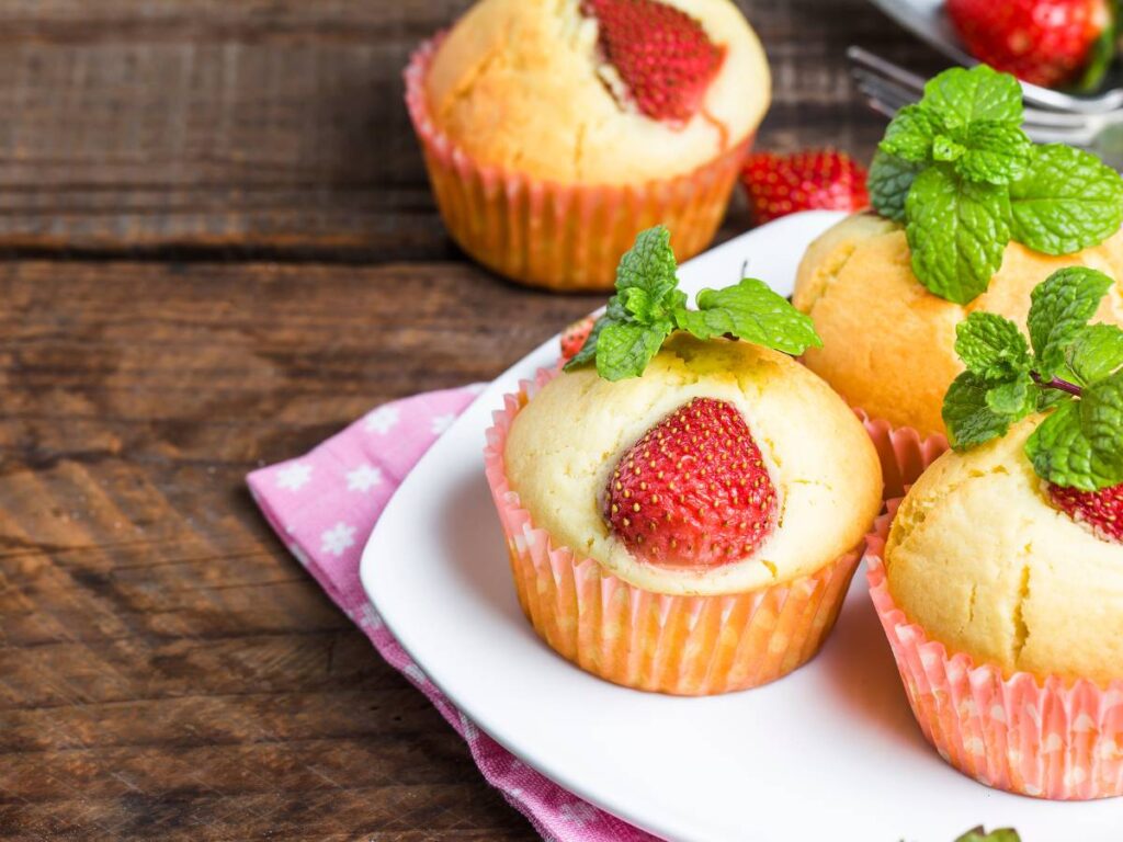 Jak upiec muffiny z ricottą, czyli puszyste babeczki o delikatnym serowym smaku? 2 Interesująca propozycja podania muffinów z ricottą