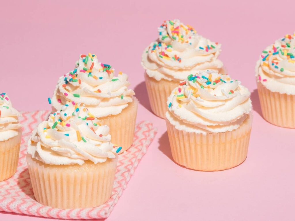 Jak upiec muffiny z ricottą, czyli puszyste babeczki o delikatnym serowym smaku? 3 Inspiracja podania muffinów z ricottą