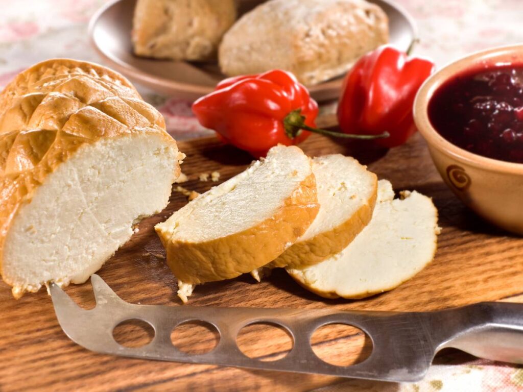 Jak usmażyć oscypek z żurawiną, czyli góralski przysmak o wędzonym aromacie? 2 Ciekawa propozycja podania oscypka z żurawiną