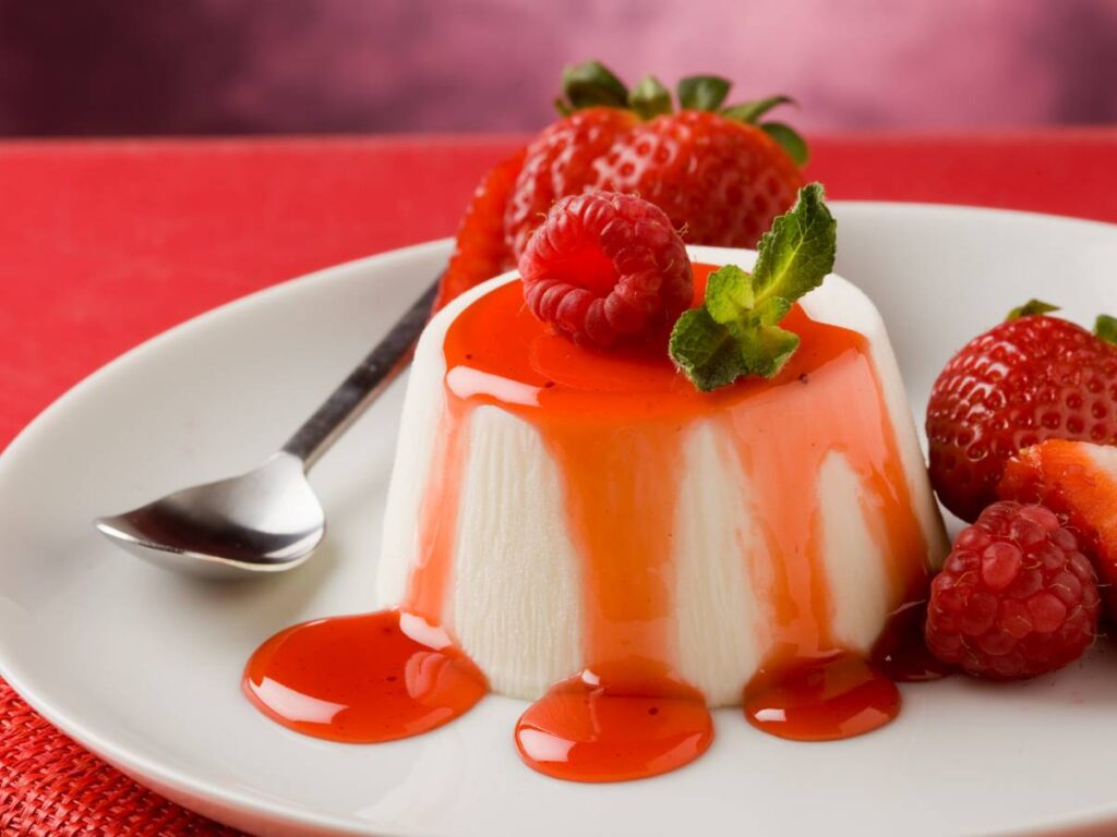 Jak przygotować deser panna cotta z sosem z białej czekolady? 2 Ciekawa propozycja podania panna cotty