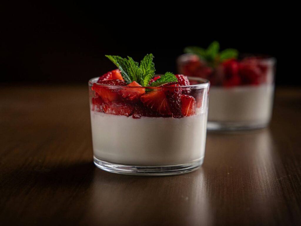 Jak przygotować deser panna cotta z sosem z białej czekolady? 3 Interesująca propozycja podania panna cotty