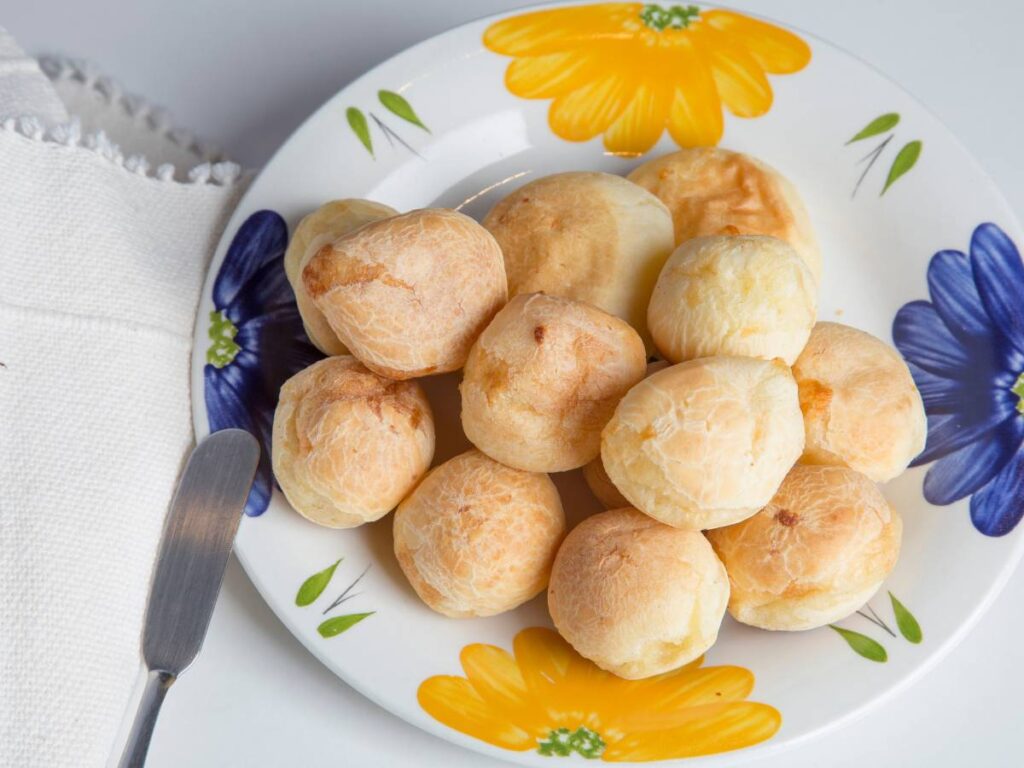 Jak zrobić brazylijskie pão de queijo, czyli bułeczki z serem? 3 Interesująca propozycja podania pão de queijo