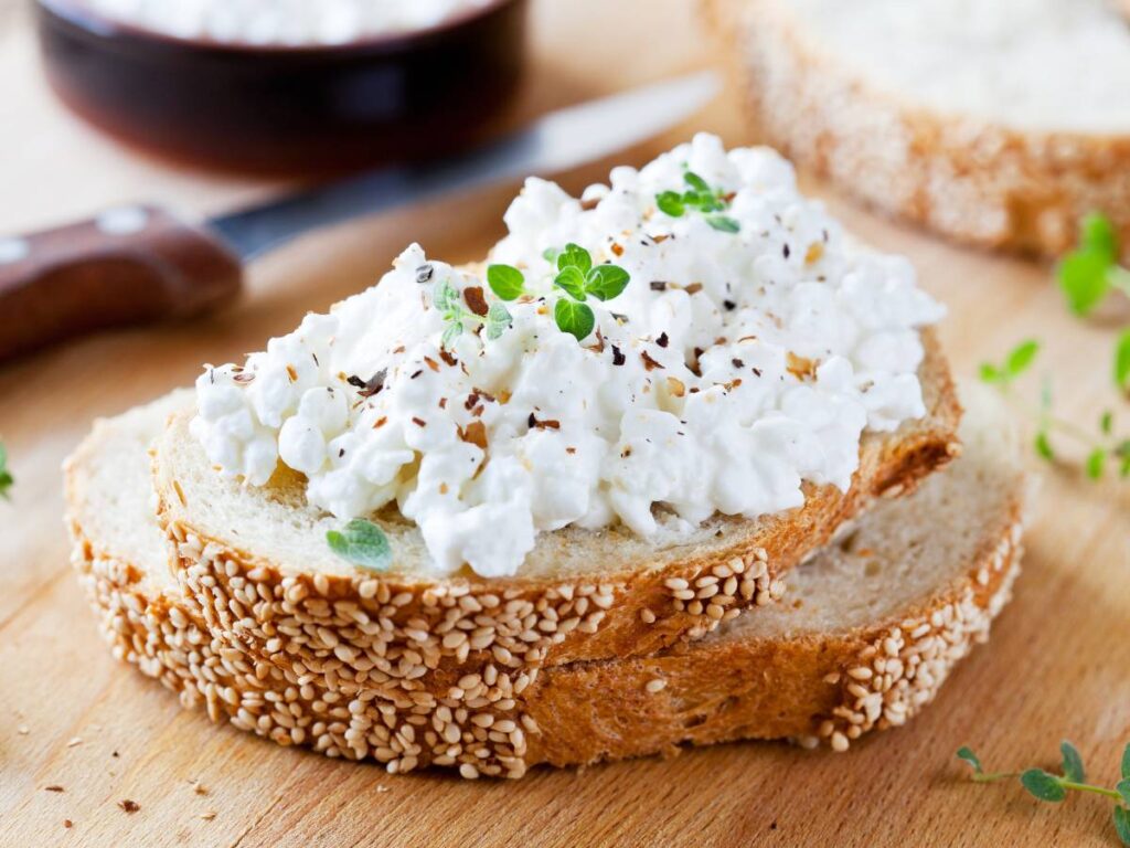 Jak przygotować pastę jajeczną z twarogiem, czyli kremową przekąskę na pieczywo? 3 Inspiracja podania pasty jajecznej z twarogiem