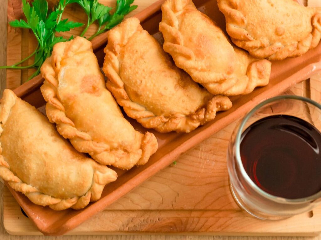 Jak usmażyć paszteciki z serem feta, czyli chrupiące przekąski z ciasta francuskiego? 2 Ciekawa propozycja podania pasztecików z serem feta