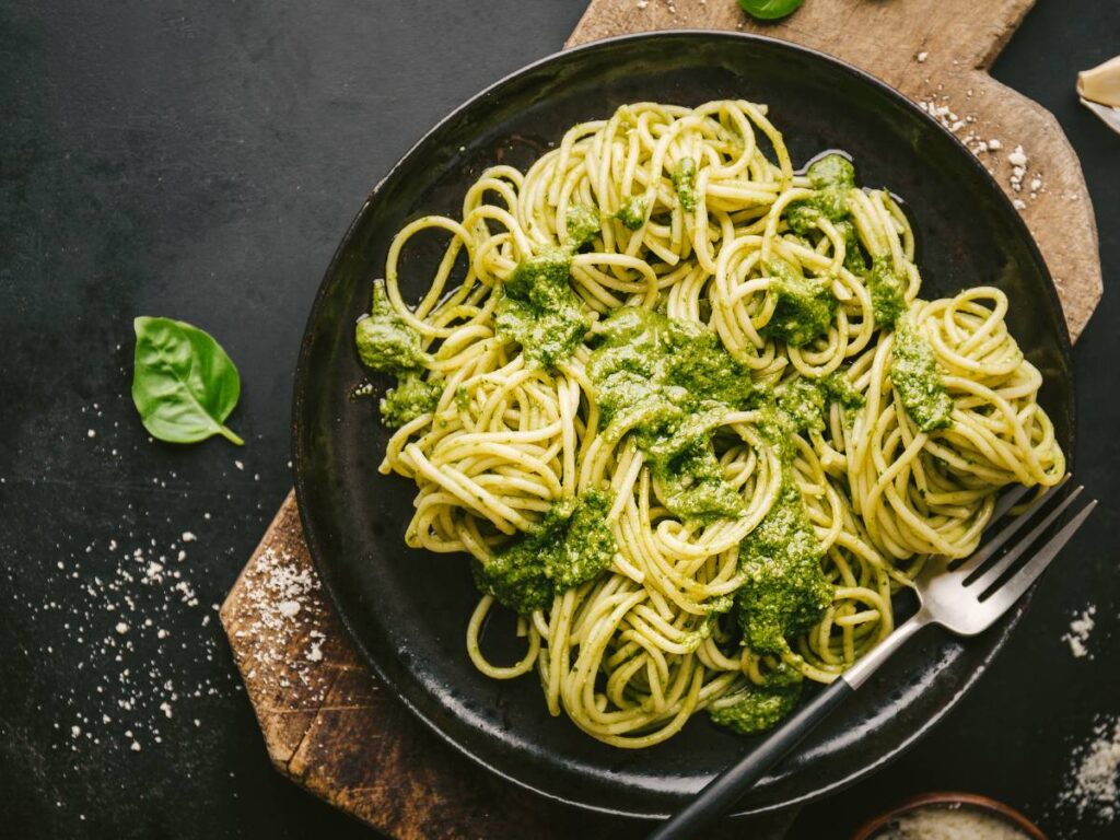 Jak przygotować włoskie pesto z sosem bazyliowym i z parmezanem? 3 Interesująca propozycja podania pesto