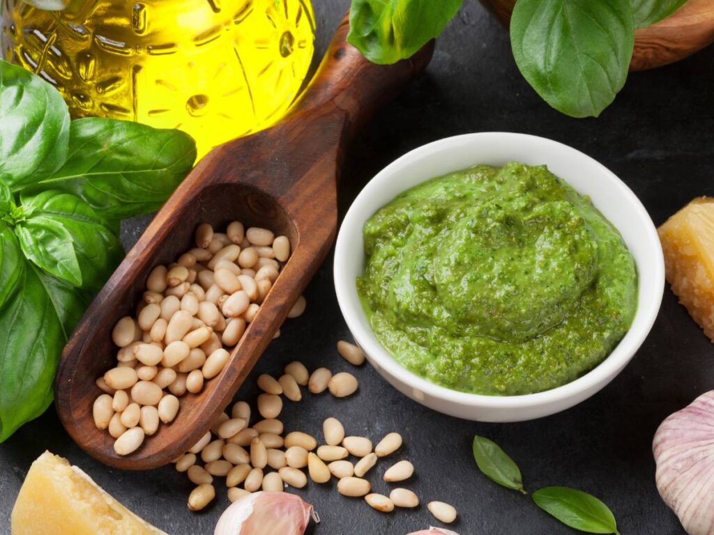 Jak przygotować włoskie pesto z sosem bazyliowym i z parmezanem? 2 Inspiracja podadnia pesto