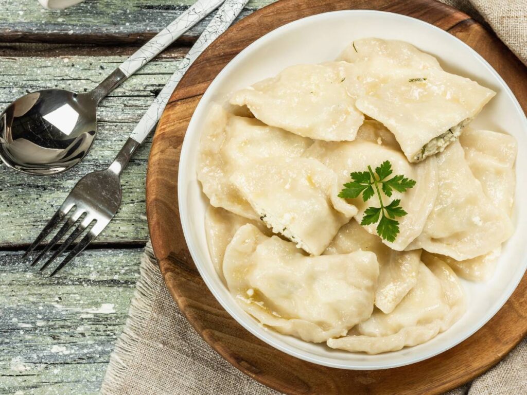 Jak zrobić tradycyjne pierogi z kaszą gryczaną i twarogiem? 2 Inspiracja podadnia pierogów z kaszą i twarogiem