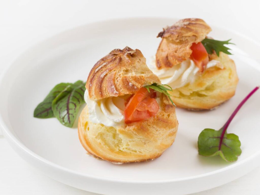 Jak przygotować profiterole z kremem serowym, czyli eleganckie ptysiowe ciasteczka? 3 Interesująca propozycja podania profiterole