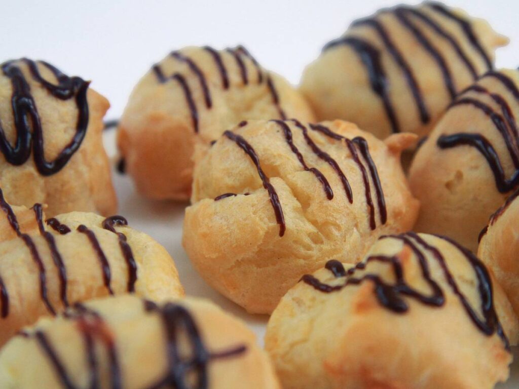 Jak przygotować profiterole z kremem serowym, czyli eleganckie ptysiowe ciasteczka? 2 Inspiracja podania profiterole