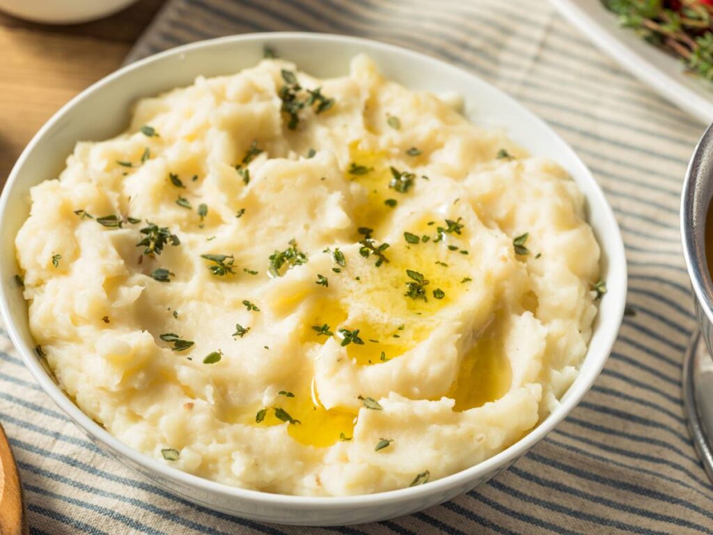 Jak przygotować kremowe purée ziemniaczane z mascarpone i rozmarynem? 2 Ciekawa propozycja podania purée ziemniaczanego z mascarpone,