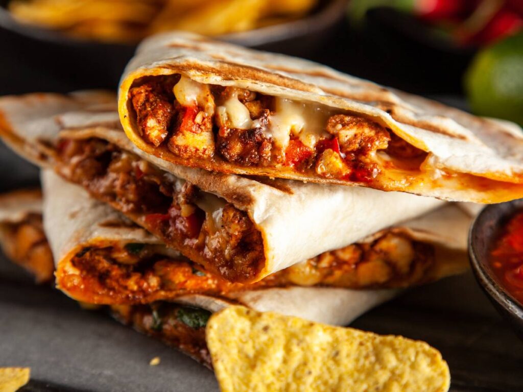 Jak zrobić quesadillas, czyli meksykańskie przekąski z ciągnącym się serem? 2 Interesująca propozycja podania quesadillas