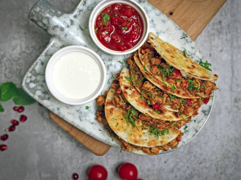 Jak zrobić quesadillas, czyli meksykańskie przekąski z ciągnącym się serem? 3 Inspiracja podania quesadillas