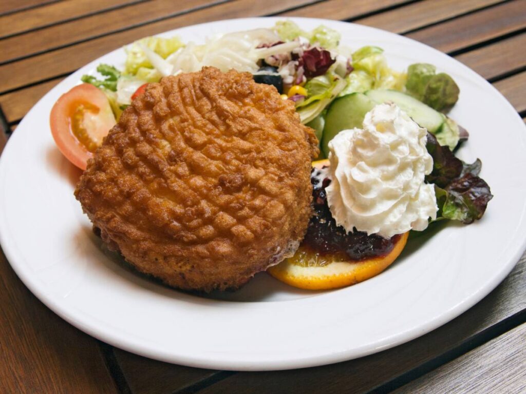 Jak usmażyć smażony ser camembert z żurawinową konfiturą? 2 Inspiracja podadnia smażonego sera camembert