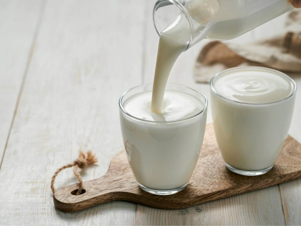 Czy kefir jest zdrowy? Właściwości zdrowotne kefiru 7 Kefir w szklance. Obrazek w artykule Czy kefir jest zdrowy? Właściwości zdrowotne produktów z mleka