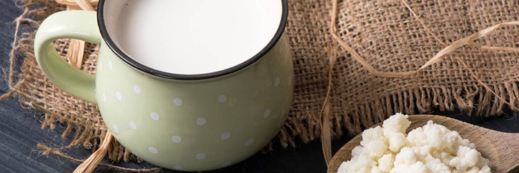 Czy kefir jest dobry na zaparcia i dlaczego? 2 Kubek kefiru. Obrazek w artykule Kefir na zaparcia. Naturalny środek do poprawy funkcji jelit
