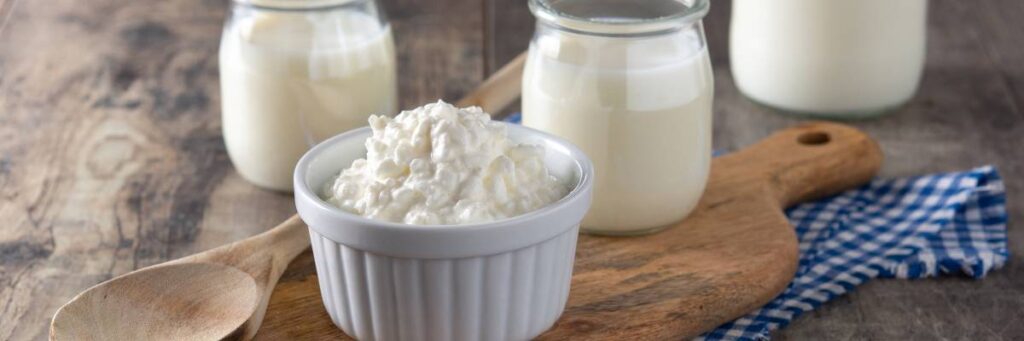 Dieta kefirowa - czy warto stosować dietę kefirową 2 Kefir w miseczce. Obrazek w artykule Dieta kefirowa. Czy warto stosować diety odchudzające?