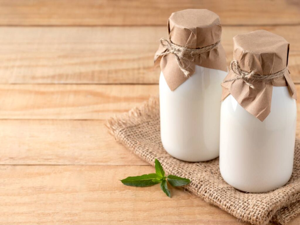Czy kefir jest dobry na zaparcia i dlaczego? 3 Butelki z domowym kefirem. Obrazek w artykule Kefir na zaparcia. Naturalny środek do poprawy funkcji jelit