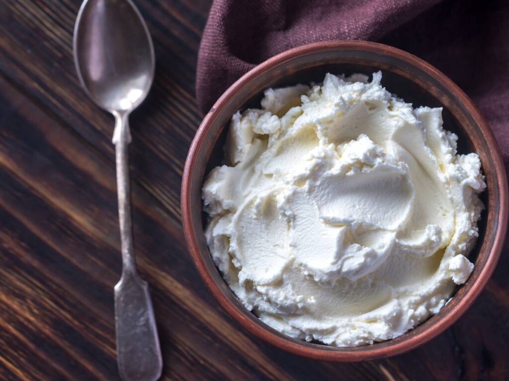 Mascarpone w ciąży - fakty i mity dotyczące jedzenia mascarpone w ciąży 6 Serek w miseczce. Obrazek w artykule Mascarpone w ciąży. Żywieniowe wskazówki dotyczące tego kremowego serka dla kobiet oczekujących