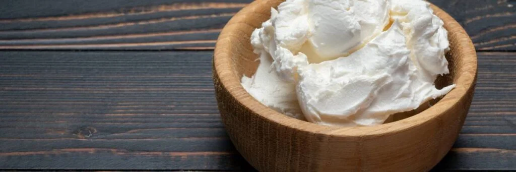 4 przepisy na szybkie na dania z serkiem mascarpone w roli głównej 2 Serek w miseczce. Obrazek w artykule Szybkie przepisy z mascarpone. Od deserów po obiady