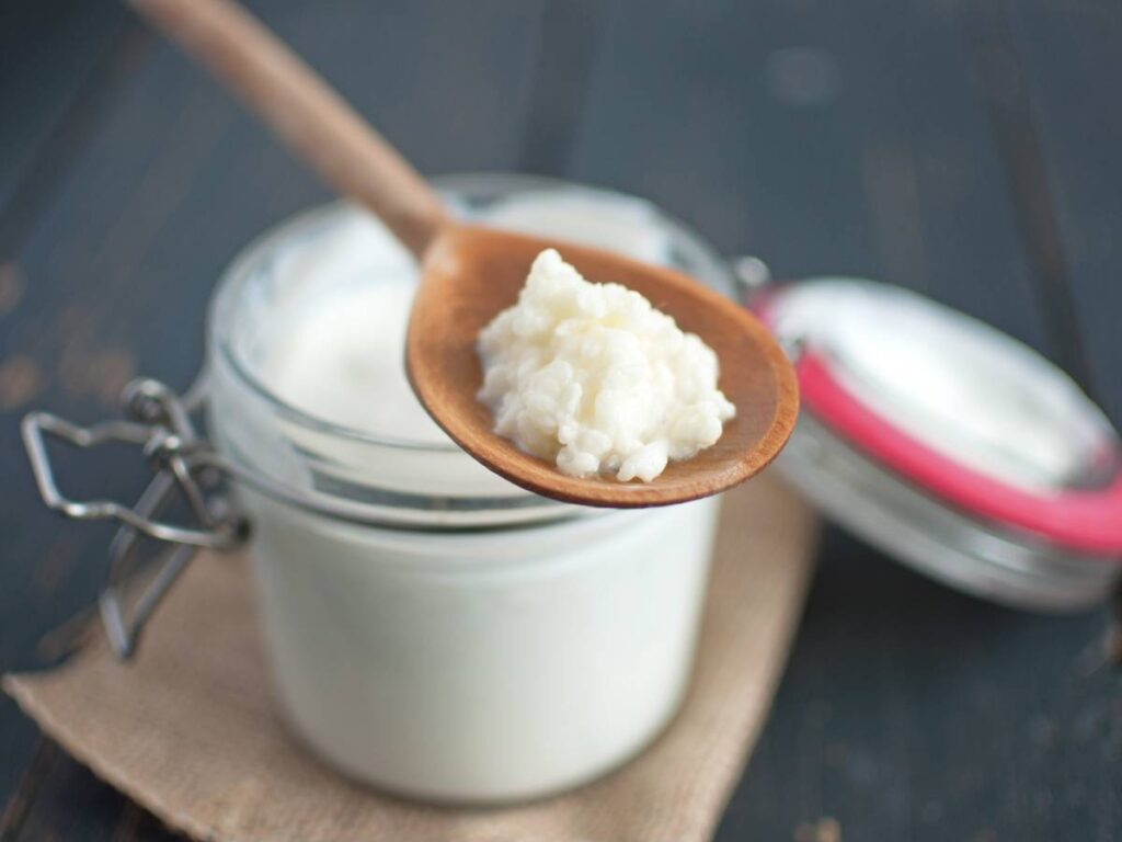 Kefir a cholesterol. Odkryj naturalne metody regulacji poziomu lipidów 4 Słoik kefiru. Obrazek w artykule Kefir a cholesterol. Odkryj naturalne metody regulacji poziomu lipidów