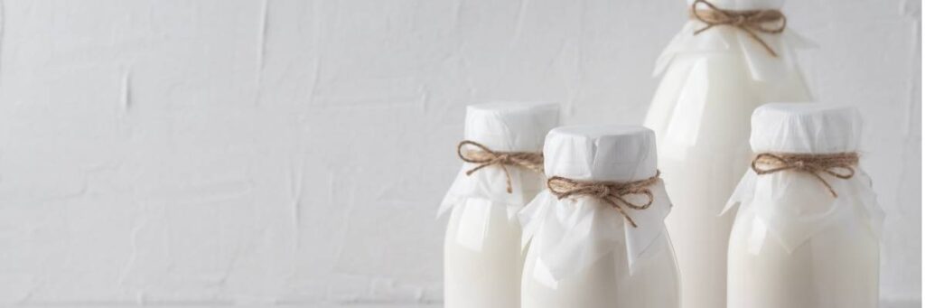 Kefir a cholesterol. Odkryj naturalne metody regulacji poziomu lipidów 2 Buteleczki z kefirem. Obrazek w artykule Kefir a cholesterol. Odkryj naturalne metody regulacji poziomu lipidów